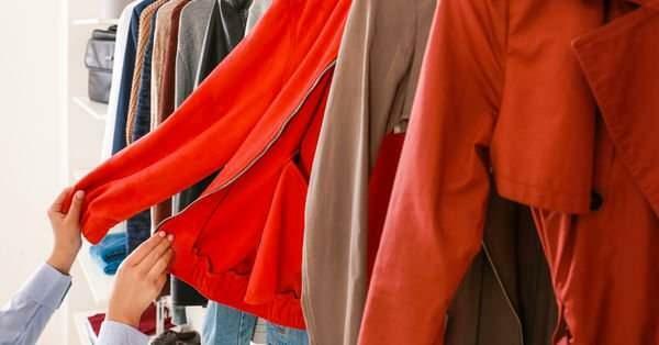 ¿Se puede transmitir la enfermedad por la ropa que se prueba en la tienda?
