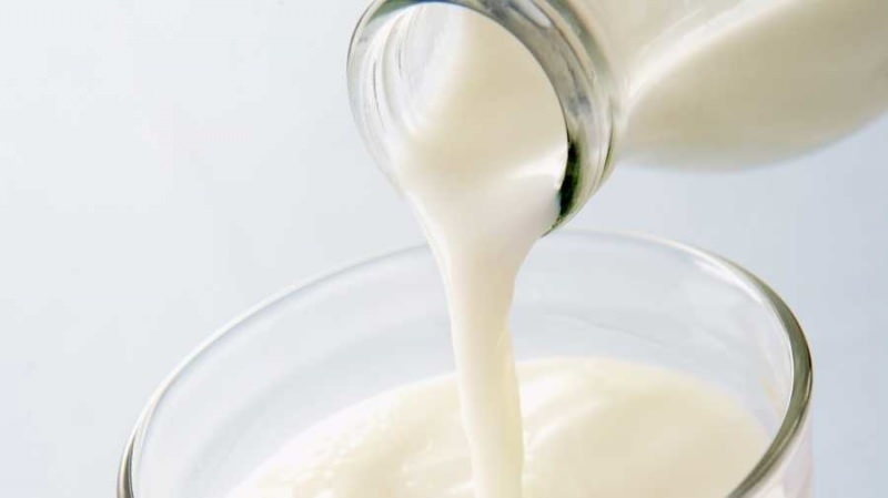 ¿Qué se hace para evitar llevarlo a cabo mientras se vierte la leche? Técnica de vertido de leche sin salpicar leche sobre usted