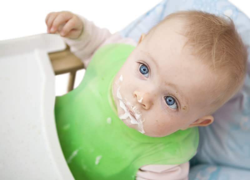 ¿Qué es el estrangulamiento del vómito en los bebés?