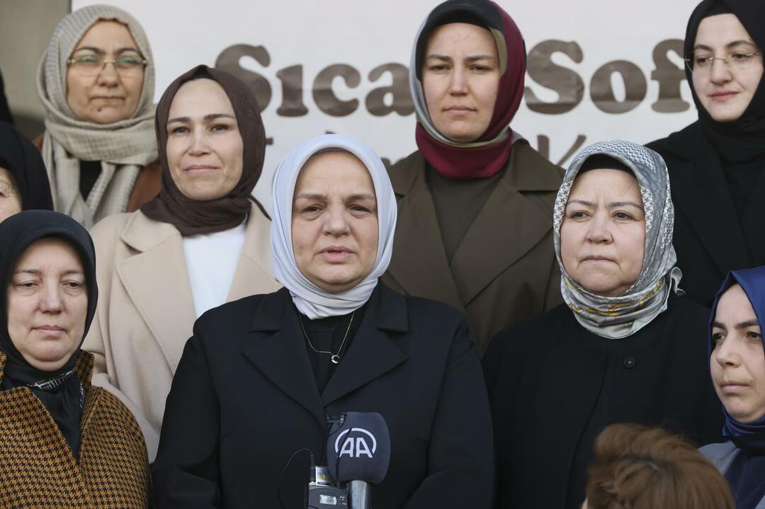 Ayşe Kesir, jefa de la rama de mujeres del partido AK