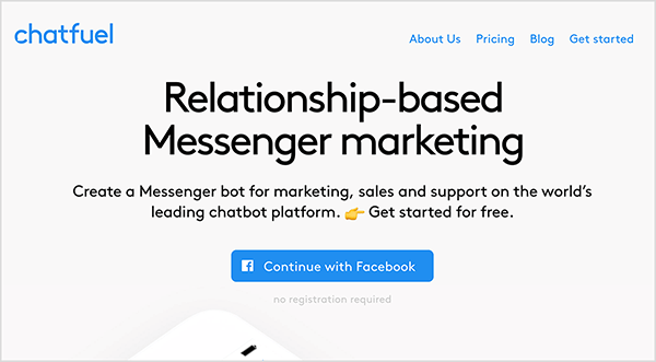 Esta es una captura de pantalla del sitio web de Chatfuel. En la parte superior izquierda, la palabra "Chatfuel" aparece en texto azul. En la parte superior derecha se encuentran las siguientes opciones de navegación: Acerca de nosotros, Precios, Blog, Comenzar. En el centro del área principal del sitio web hay más texto. Un encabezado grande dice "Marketing de mensajería basado en relaciones". Debajo del encabezado se encuentra el siguiente texto: "Cree un bot de Messenger para marketing, ventas y soporte en la plataforma de chatbot líder en el mundo. Empiece gratis ". Debajo de este texto hay un botón azul con el logotipo de Facebook y un texto azul que dice "Continuar con Facebook". Natasha Takahashi dice que Chatfuel es una plataforma de creación de bots que permite a los especialistas en marketing crear un bot sin saber cómo codificar.