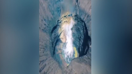 Volcán en el Monte Broma, activo en Indonesia, ¡visto desde el aire!