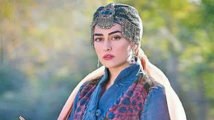 Esra Bilgiç, que interpreta a Halime Sultan, la favorita de Diriliş Ertuğrul, se convirtió en el rostro de la publicidad en Pakistán.