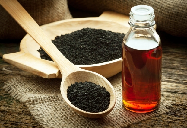 El aceite de semilla negra reduce las células dañinas en la superficie de la piel. 