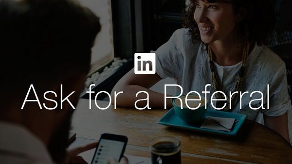  LinkedIn facilita que los solicitantes de empleo soliciten una recomendación de un amigo o colega con el nuevo botón Solicitar una recomendación de LinkedIn.
