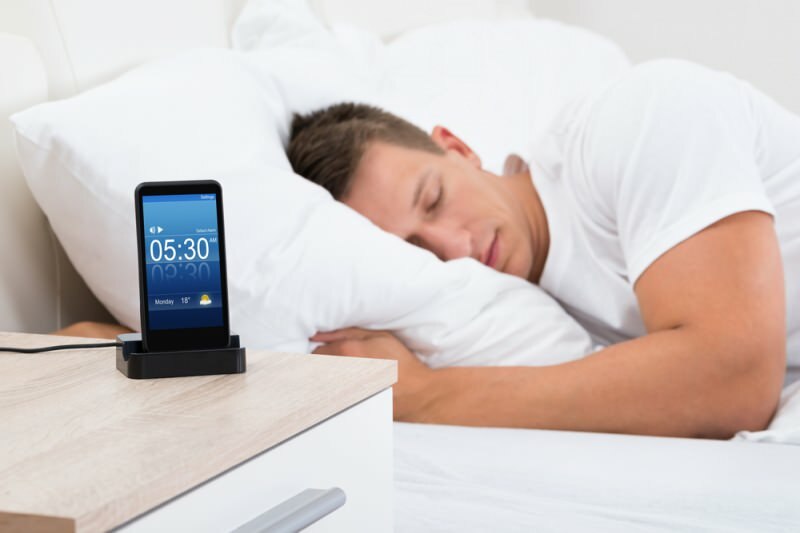 Dormir cerca del teléfono celular causa enfermedades graves