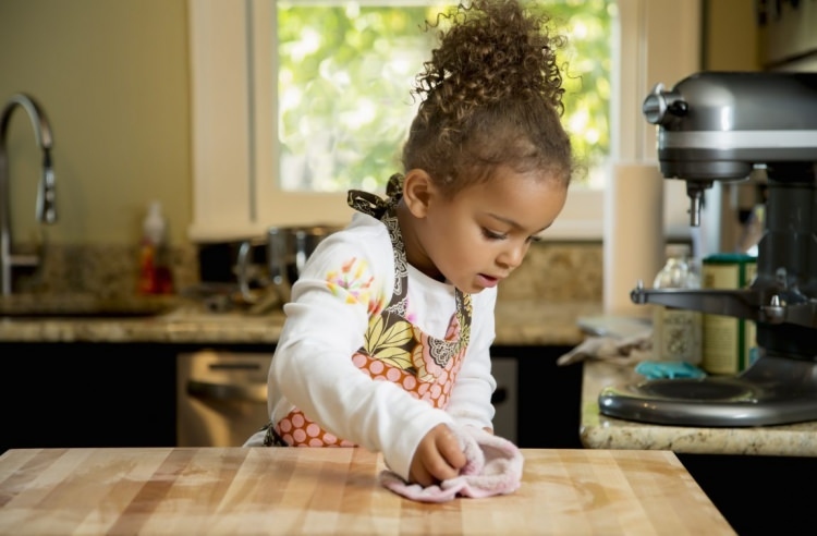 ¿Qué tareas domésticas pueden hacer los niños?