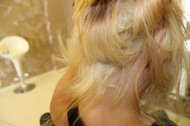 ¿Qué se le hace al cabello ardiente del medio? ¿Cómo se debe mantener el cabello tratado?
