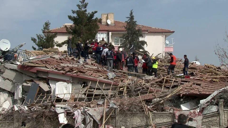 Emine Erdoğan transmitió sus mejores deseos a todos los ciudadanos afectados por el terremoto de Malatya