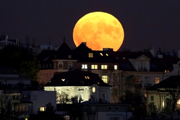 Si la súper luna está cerca de la tierra, la superficie de la luna se vuelve roja