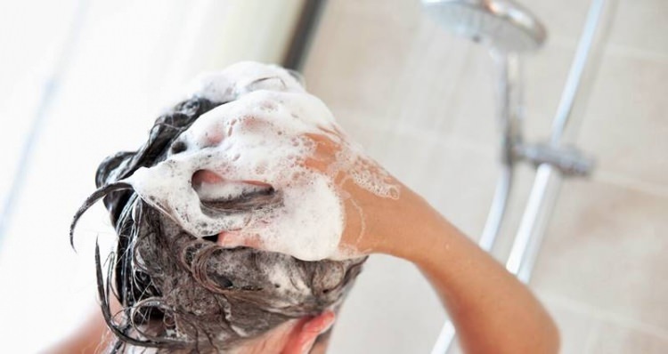 ¿Cómo se debe lavar el cabello?
