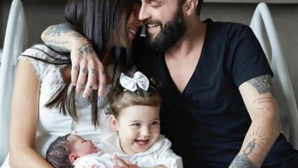 ¡La esposa de Berkay, Özlem Ada Şahin, le enseñó a Mevlit a su bebé recién nacido!