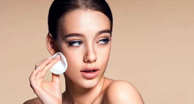 ¿Cómo se realiza el cuidado de la piel después del maquillaje?