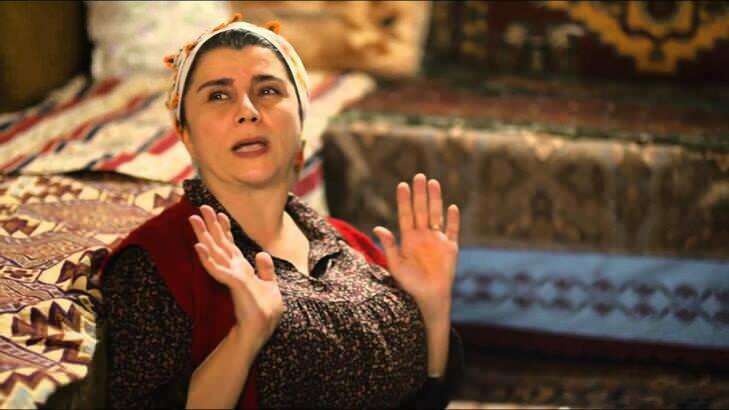 ¿Quién es Gülcihan, la madre de Girl in the Glass Sedat, en realidad? ¿Quién es Devrim Yakut y cuántos años tiene?
