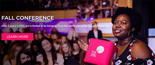 Esta es una captura de pantalla del sitio web de The 3% Conference. En una foto, una mujer negra sostiene un cubo de color rosa brillante con el logo de la conferencia impreso en él. Detrás de ella hay una multitud de mujeres en la conferencia. El texto blanco sobre la imagen dice "Después de 3 años en Nueva York, estamos encantados de traer el 3% a la ciudad ventosa en el hermoso Navy Pier". Un botón de color rosa brillante dice "Más información". Melissa Cassera dice que esta conferencia es un ejemplo de un negocio con una historia de búsqueda.