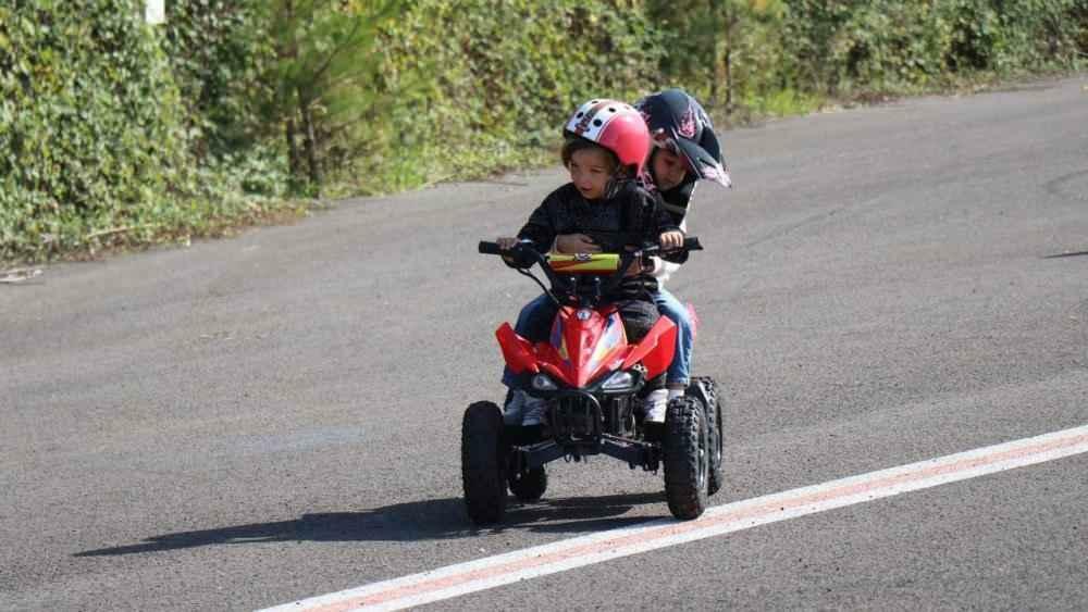 Kenan Sofuoğlu le regaló una motocicleta a Göktürk, de 4 años