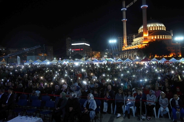 El artista bosnio Zeyd Şoto y Eşref Ziya Terzi dieron un concierto en Bağcılar 
