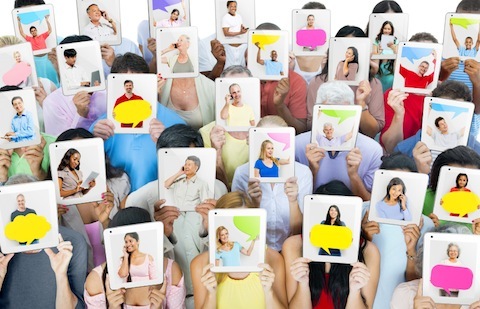 Grupo multiétnico de personas sosteniendo tabletas frente a las caras