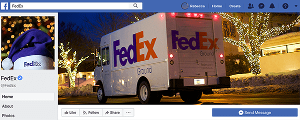 Esta es una captura de pantalla de la página de Facebook de FedEx. Para las fiestas, la imagen de perfil es un gorro de Papá Noel morado con FedEx impreso en la banda blanca. La foto de portada es un camión de FedEx que pasa por casas decoradas con luces.
