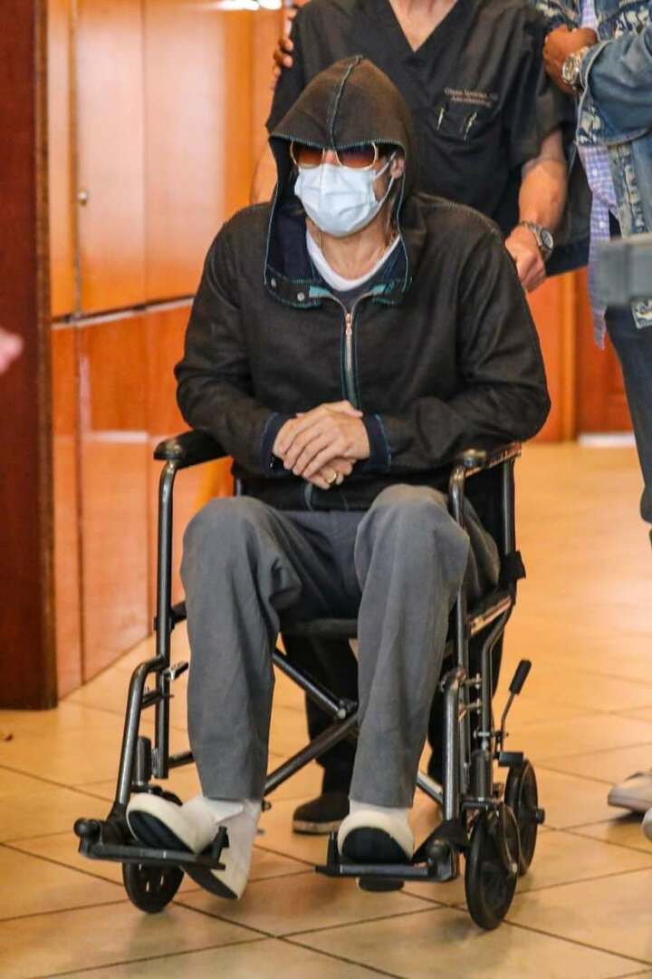 Brad Pitt saliendo de la silla de ruedas 