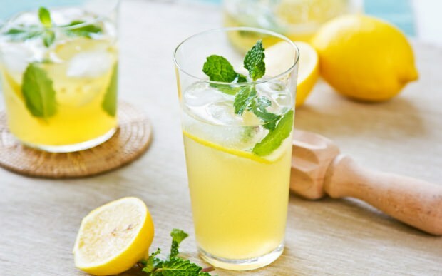 ¿Qué pasa si bebemos jugo de limón regular?