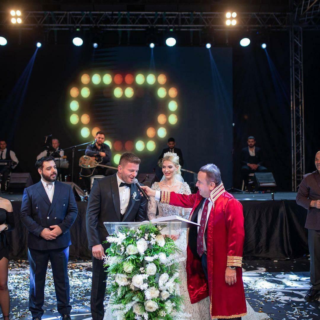 La boda de la famosa pareja fue realizada por el alcalde de la Municipalidad Metropolitana de Antalya.