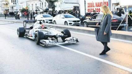 Burcu Esmersoy eclipsa al coche de F1