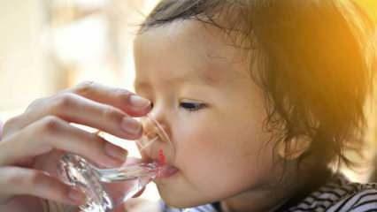 ¿Cómo se debe dar agua a los bebés? ¿Se puede dar agua a los bebés menores de seis meses?