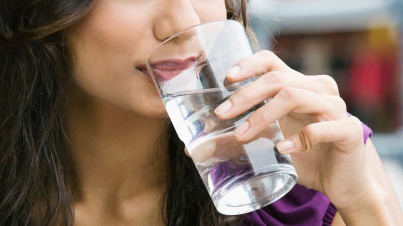 ¿Es dañino beber agua entre comidas?