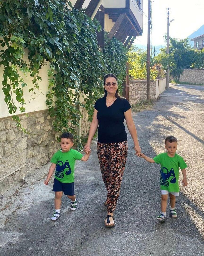Ezgi Sertel de vacaciones con sus hijos