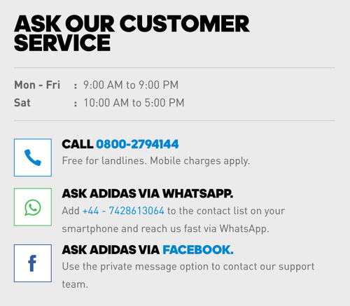 Además de un número de teléfono, Adidas incluye enlaces de WhatsApp y Facebook Messenger para opciones de atención al cliente.