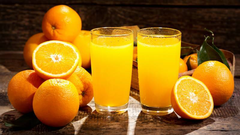 Los daños de beber jugo de naranja para el desayuno