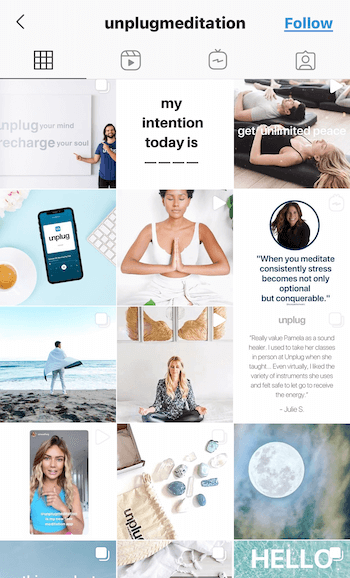 ejemplo de captura de pantalla del feed de instagram @unplugmeditation que muestra citas, productos y personas en varias poses de medicamentos en azul claro, bronceado y blanco para promover la relajación y la paz