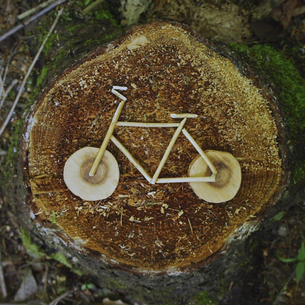 Diseño de bicicletas sobre madera.