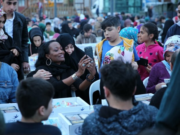 La cantante musulmana Della Miles hizo su iftar en Estambul