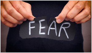 Enfréntese a sus miedos para trabajar a través del marketing usted mismo.