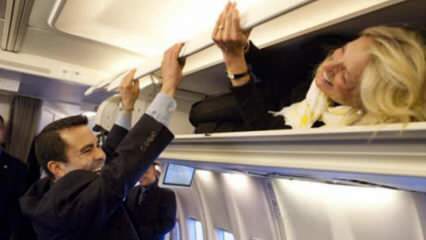 ¡Broma del 1 de abril de Jill Biden a los reporteros en el avión!