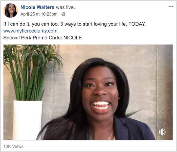 Nicole Walters comparte un video en vivo de Facebook promocionando su curso Fierce Clarity. Aparece con ropa de negocios frente a una pared neutra y una alta planta de bambú en una maceta blanca.