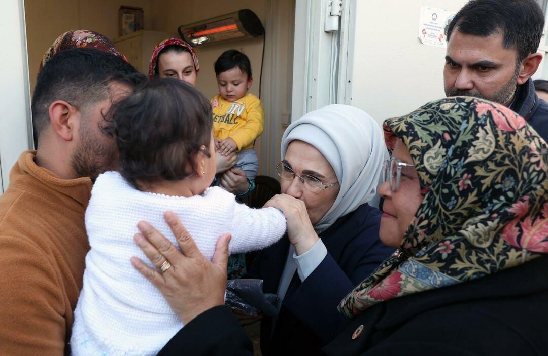 Emine Erdoğan visitó a las familias de las víctimas del terremoto