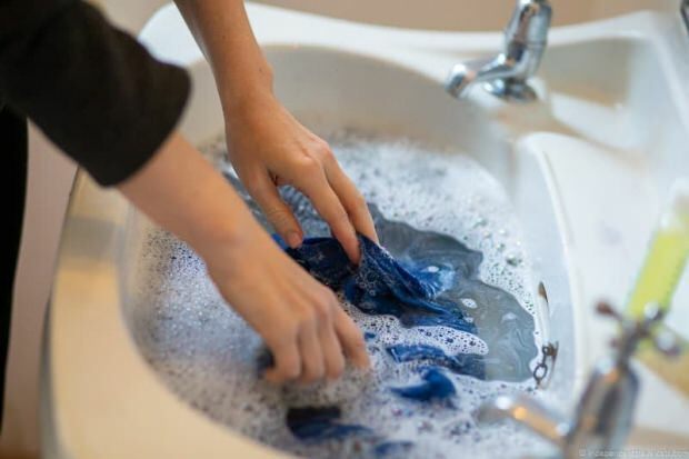 ¿Cómo limpiar la ropa que suda del sudor? ¿Cómo se elimina la mancha de sudor?
