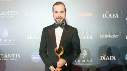 ¡Engin Altan Düzyatan recibió el premio más prestigioso de Oriente Medio!