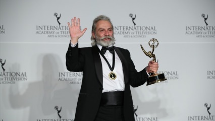  El galardonado actor Emmy, Haluk Bilginer, sigue orgulloso. 
