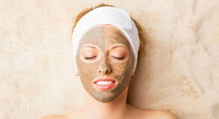 Para limpiar la piel correctamente: aplique una máscara de arcilla