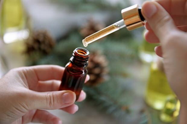 Cómo aplicar aceite de trementina de pino