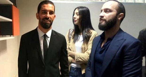 Enviando a la cantante Arda Turan, quien rompió la nariz del cantante Berkay de la serie de televisión Sefirin Kızı
