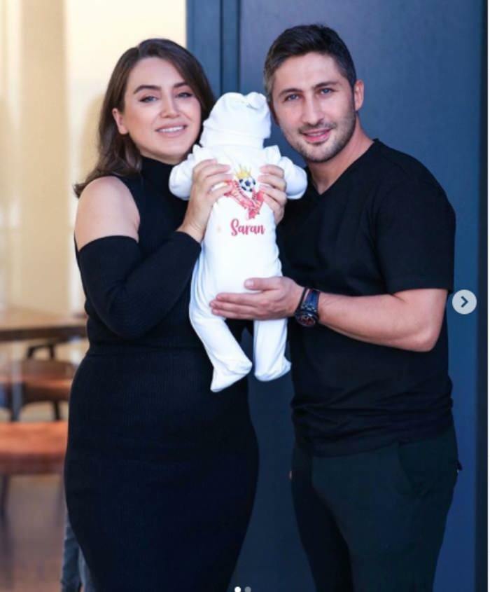 La pareja Yağmur-Sabri Sarıoğlu mostró las caras de sus bebés por primera vez