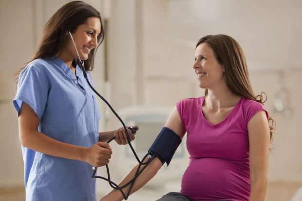 ¿Cuál debería ser la presión arterial durante el embarazo?