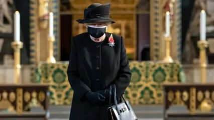 ¡La reina Isabel se mostró con una máscara por primera vez en público!