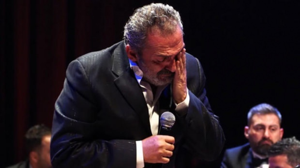Yavuz Bingöl no pudo controlar sus lágrimas en el escenario