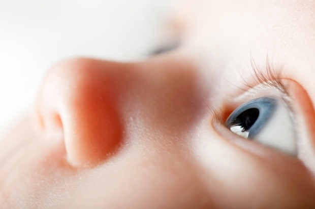 ¿Qué causa las rebabas en los bebés?